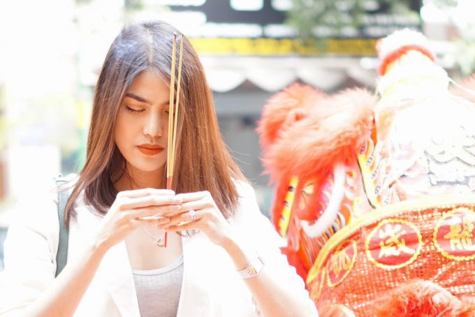 Lan Khuê diện vest trắng thanh lịch thu hút mọi sự chú ý trong ngày khai trương