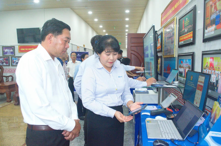 Đại biểu tham quan gian hàng Chuyển đổi số.