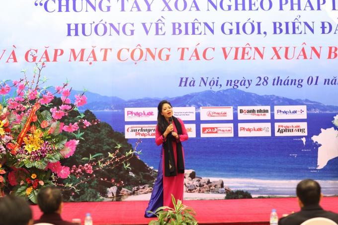 Ca sỹ Anh Thơ biểu diễn trong chương trình.