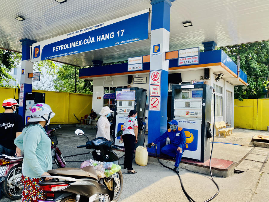 Pháp luật không có quy định cấm người tiêu dùng mua xăng bằng chai, can đem về nhưng việc này tiềm ẩn nhiều nguy cơ.