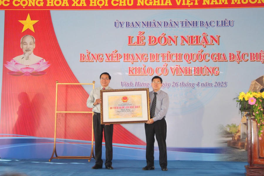 Ông Nông Quốc Thành (bên phải) - Phó Cục trưởng Cục Di sản văn hóa Bộ văn hóa - Thể thao và Du lịch) trao Bằng xếp hạng di tích Quốc gia đặc biệt Di tích khảo cổ Vĩnh Hưng cho lãnh đạo Sở Văn hóa, Thể thao và Du lịch tỉnh Bạc Liêu.
