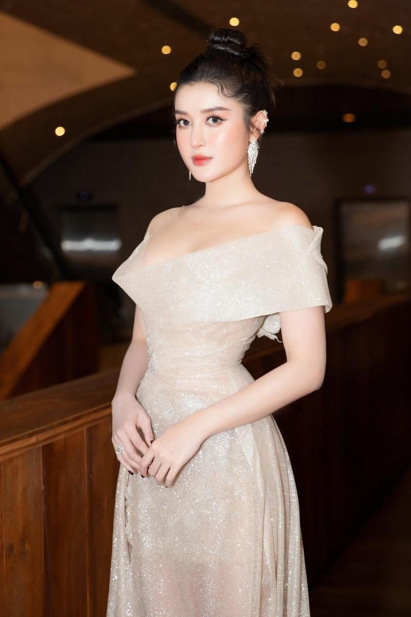 Hiện Huyền My cố gắng hoàn tất sớm các công việc để có thể đón Tết cùng người thân. Thông thường, cô dành ít ngày dọn dẹp nhà cửa, sắm sửa cây đào nhỏ để mang tới không khí Tết trong căn hộ của mình.