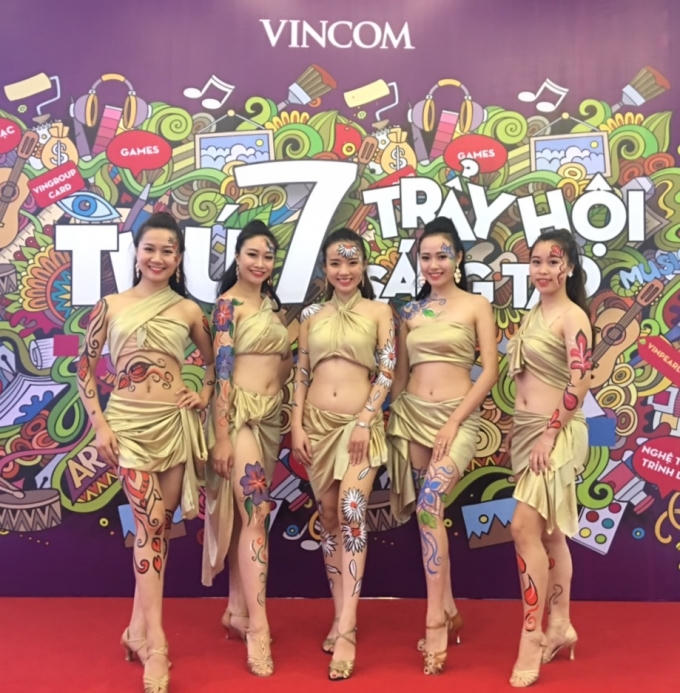 Dàn người mẫu với các ký họa henna mang lại may mắn.