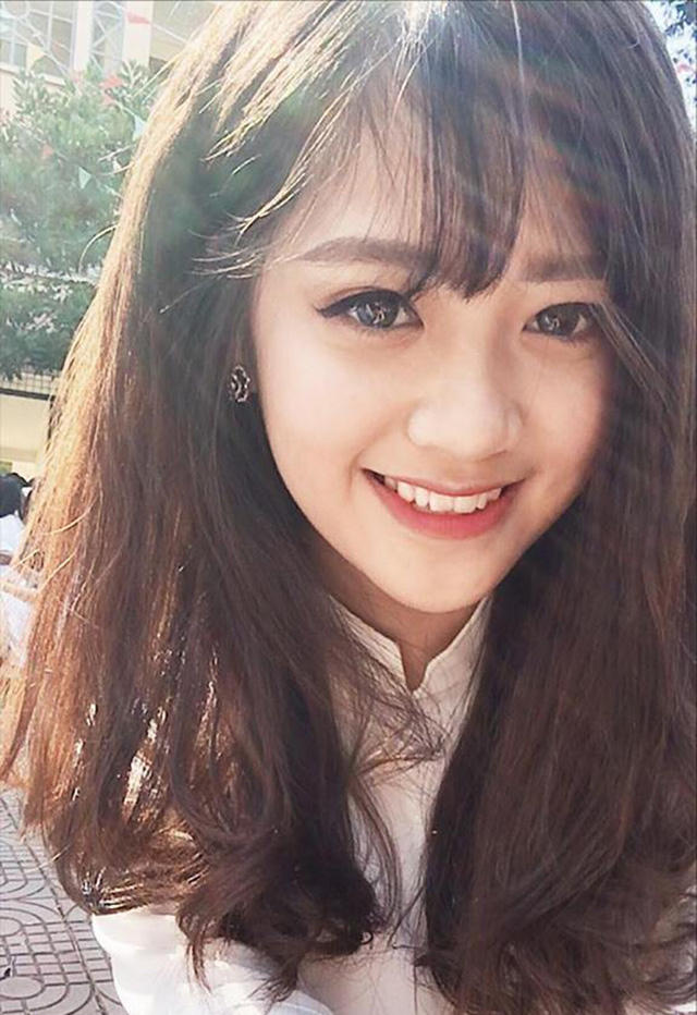 Lê Nguyễn Khánh Linh (sinh năm 1999, tại Lào Cai) là tân sinh viên ngành Quản trị kinh doanh Học viện Hàng không.