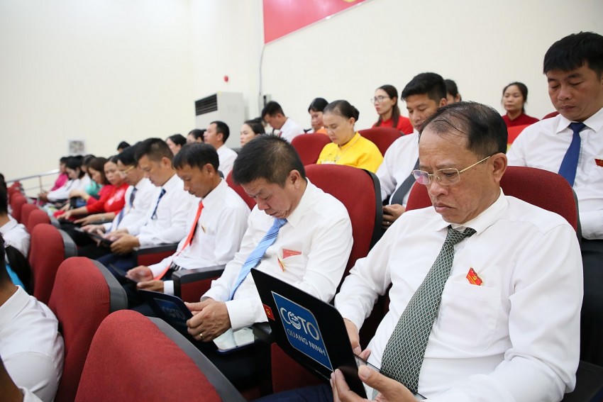 Các Đại biểu nghiên cứu tài liệu tại Đại hội.