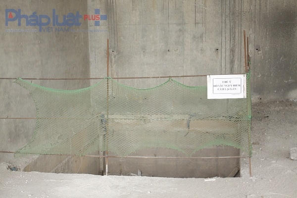 Những khu vực có hố sâu được quây bằng những tấm lưới rất nguy hiểm, mất an toàn.