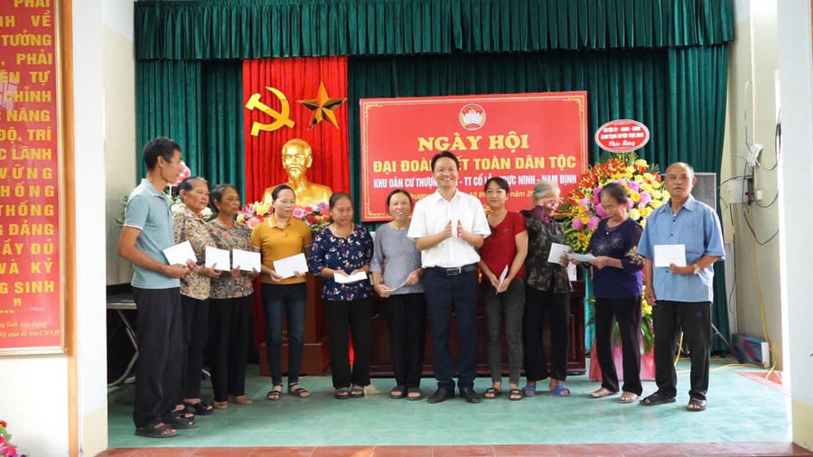 Ông Nguyễn Quang Thạo- Uỷ viên Ban Thường vụ Huyện uỷ, Phó Chủ tịch UBND huyện tặng quà cho các hộ có hoàn cảnh khó khăn.