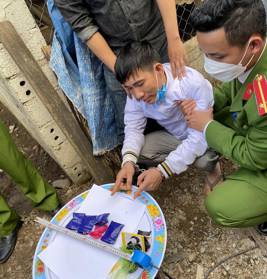 Đối tượng Nguyễn Thành Đạt cùng tang vật số ma túy.