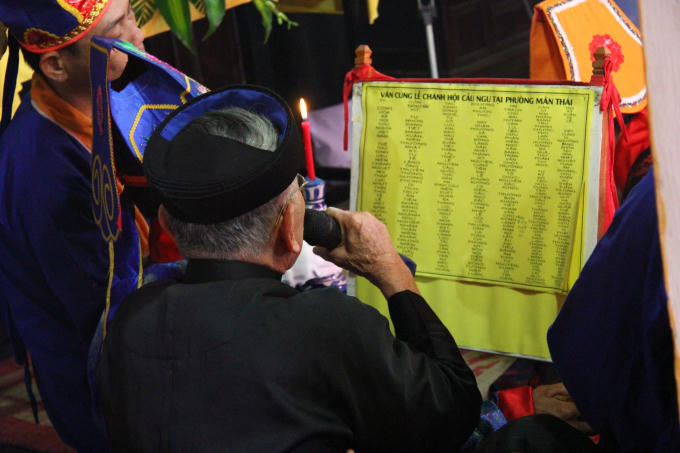 Dâng sớ... (Ảnh: Vân Trương)