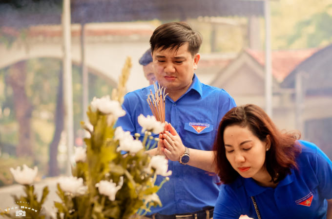 Dâng hương lên phần mộ 10 cô gái Đồng Lộc.