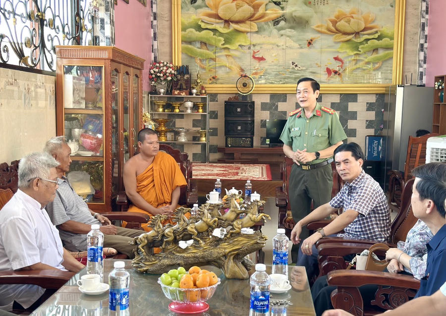Công an tỉnh Bạc Liêu tăng cường vận động chức sắc các tôn giáo, người có uy tín trong dân tộc tuyên truyền cho tín đồ và bà con đồng bào chấp hành tốt chủ trương, chính sách của Đảng, Nhà nước.