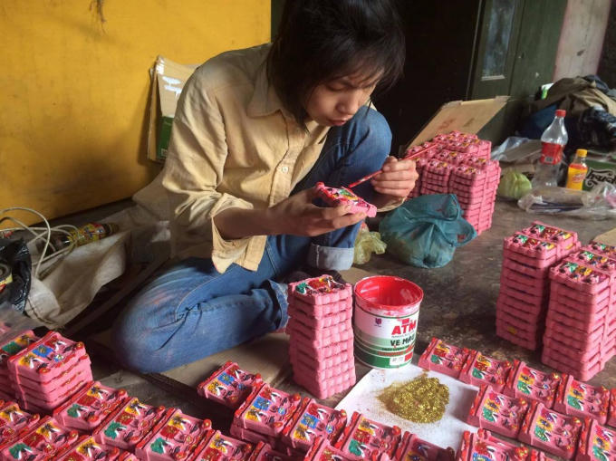 Các bức tượng “ông Táo” được trang trí tỉ mỉ trước khi đưa ra thị trường.