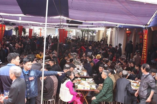 Lạ l&ugrave;ng tục lệ cả l&agrave;ng đổ x&ocirc; đi ăn cỗ