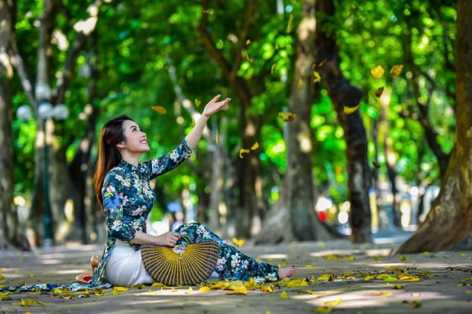 Mùa thu Hà Nội là mùa của hương hoa sữa, của những con đường ngập lá vàng rơi, bầu trời xanh ngắt, nắng hanh vàng và heo may se lạnh vào mỗi buổi tối…