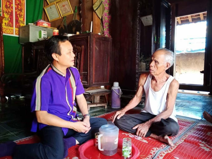 Ông Nguyễn Mạnh Hùng – Chủ tịch UBND huyện A Lưới (bên trái) đến thăm hỏi cụ Quỳnh Tin một trong 99 người có uy tín trong đồng bào dân tộc thiểu số của huyện.
