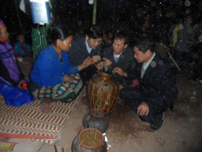 GIà trể gái trai cùng nhau thưởng thức rượu hiêng trong đêm hội.