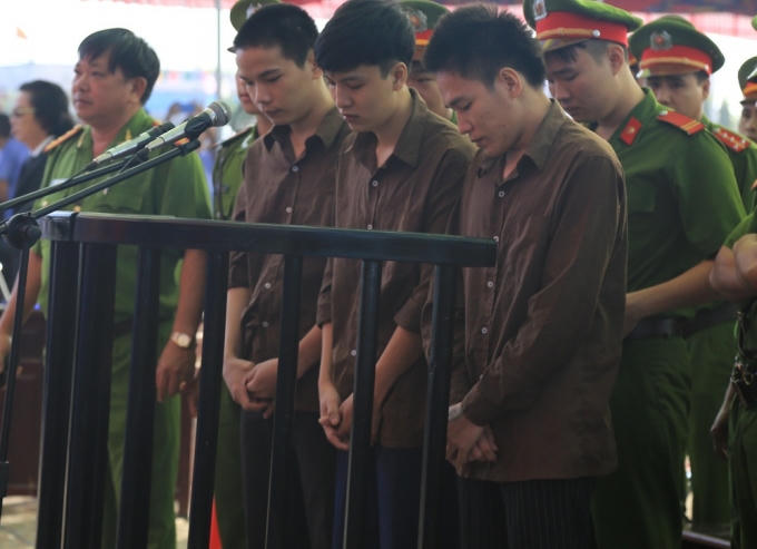 Bị cáo Trần Đình Thoại (bên phải).