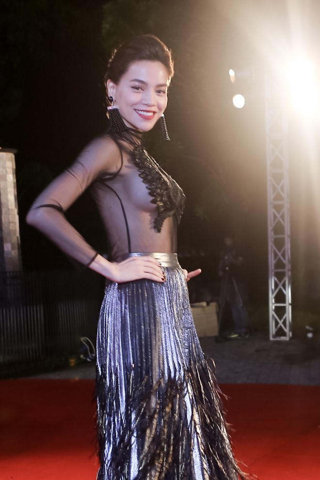 Chiếc váy xuyên thấu gây xôn xao mới nhất của Hà Hồ khi xuất hiện trong chương trình The Face mới đây.