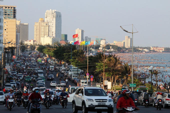 Trên đường xe chật như nêm, dưới biển ken đặc nghẹt thở.