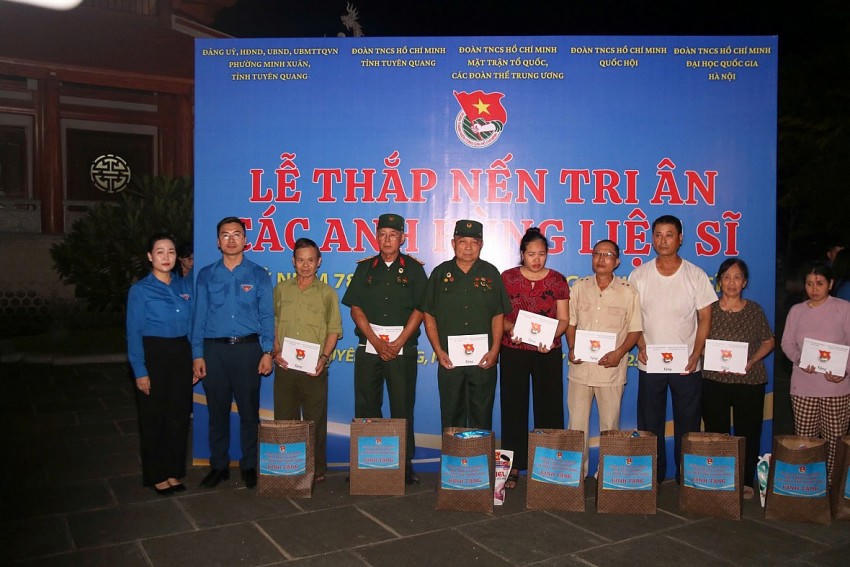 Trao quà cho thân nhân các gia đình liệt sĩ. (Ảnh: TP).