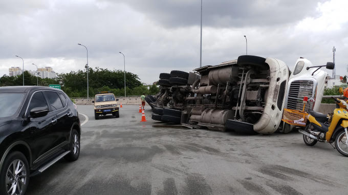 Chiếc đầu kéo ôm cua lên đường cao tốc thì lật nhào.