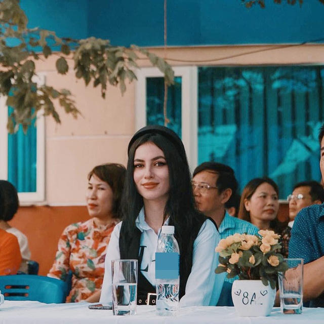 Loạt ảnh chụp lại cô giáo ngoại quốc tại một buổi lễ khai giảng được dân mạng đua nhau truyền tay mới đây. Nhan sắc xinh đẹp của cô nhận được