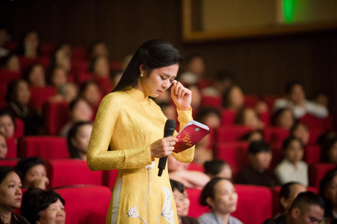 Ngọc Hân rơi nước mắt khi làm MC.