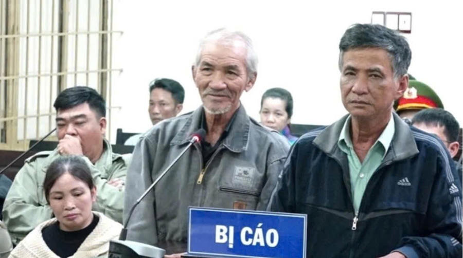 Các bị cáo bị tuyên phạt về tội "Làm giả tài liệu của cơ quan, tổ chức" và "Sử dụng tài liệu giả của cơ quan, tổ chức". Ảnh: Cao Nguyên
