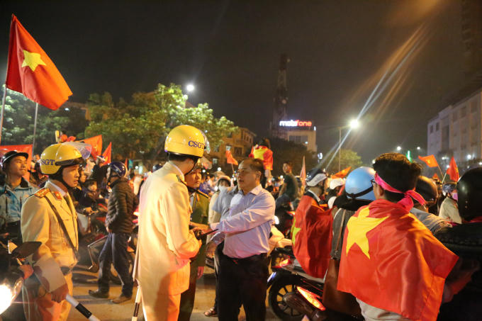 Đại tá Lê Văn Vũ tất bật chỉ đạo các đơn vị.