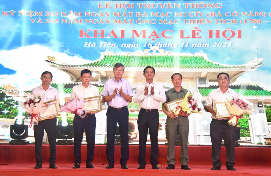 Ông Nguyễn Lưu Trung, Bí thư Đảng ủy phường Hà Tiên trao bằng khen của Chủ tịch UBND tỉnh An Giang cho cá nhân có đóng góp trong việc xây dựng, bảo tồn và phát huy giá trị của Đền thờ Bà Mạc Mi Cô.