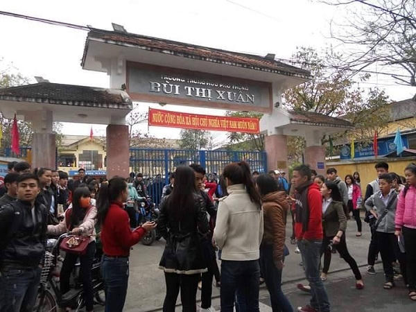 Khi vụ việc xảy ra trước cổng trường có rất nhiều học sinh nam chứng kiến nhưng "làm ngơ".