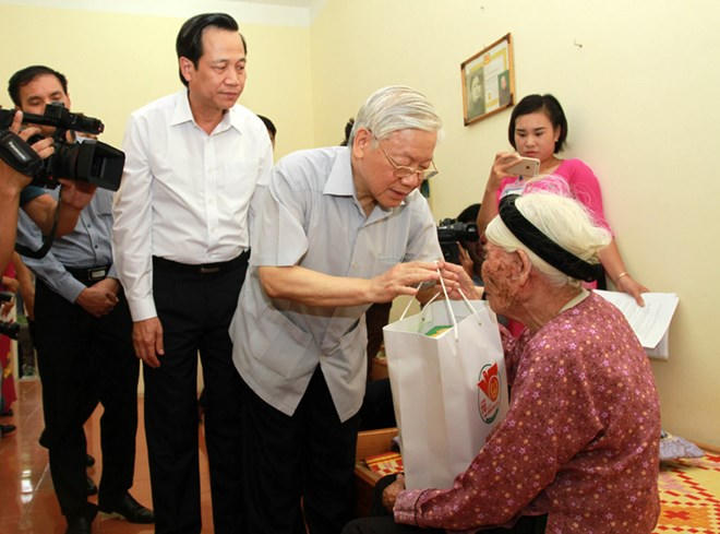Tổng Bí thư gửi lời thăm hỏi ân cần và lời chúc tốt đẹp nhất tới người có công đang được nuôi dưỡng.