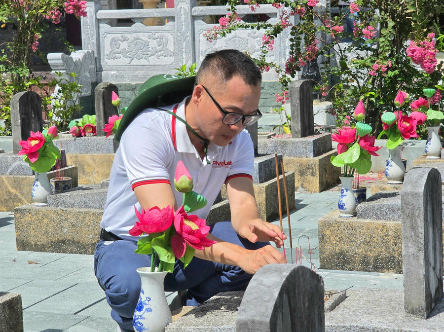 Phó Tổng Biên tập Trần Ngọc Hà thắp nén hương tưởng nhớ các vị anh hùng liệt sĩ tại Nghĩa trang liệt sĩ Quốc gia Trường Sơn (Quảng Trị). Ảnh: Thiên Ý