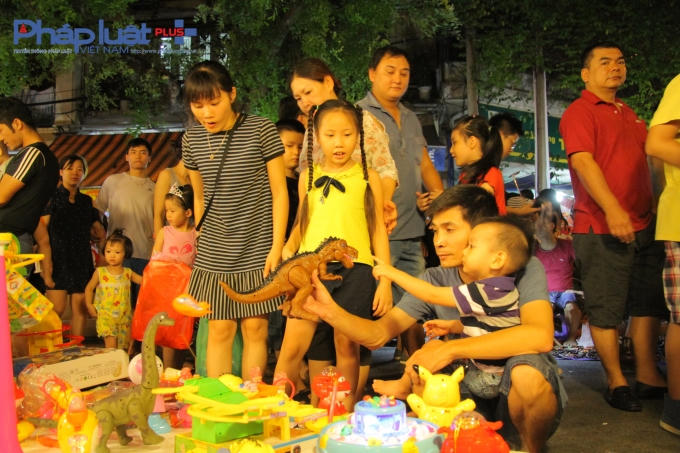 Hai bố con đang lựa chọn đồ chơi.