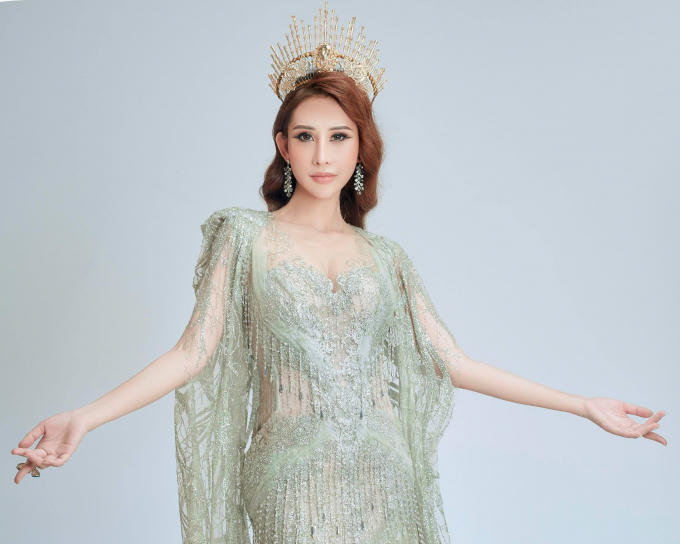 Người đẹp tâm sự: “Mỗi người phụ nữ đều là một bông hoa, mà đã là hoa ai cũng sẽ mong muốn có cả hương lẫn sắc. Sự xinh đẹp khiến mình tự tin hơn, khiến mình có nhiều cơ hội hơn thì không có lý do gì để không xinh đẹp hơn. Tôi nghĩ, đã đến lúc mọi người nên có cái nhìn công bằng hơn với việc phẫu thuật thẩm mỹ, bản chất của nó là mang đến cái đẹp cho mọi người mà. Chỉ có việc lạm dụng quá mức phẫu thuật thẩm mỹ thì mới đáng chê trách, còn nếu mình có thể trở nên đẹp hơn thì nên hoàn toàn hoan nghênh”.