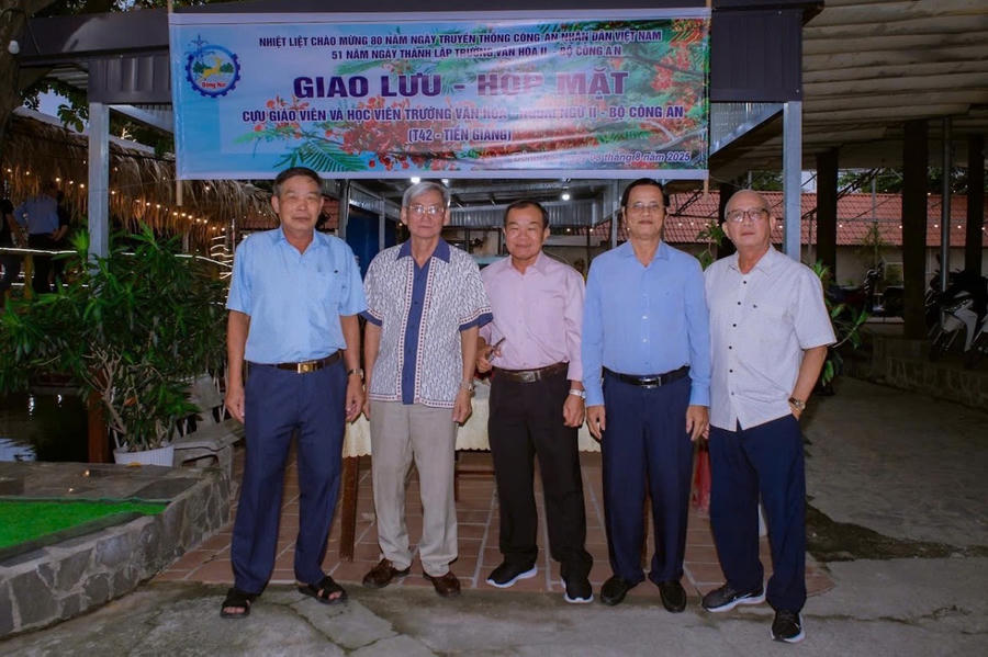 Các đại biểu chụp hình lưu niệm