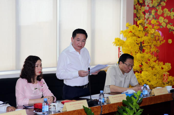 Ông Nguyễn Huy Hưng - Bí thư Đảng ủy, Chủ tịch HĐQT Vinafood  2 báo cáo với Đoàn công tác.
