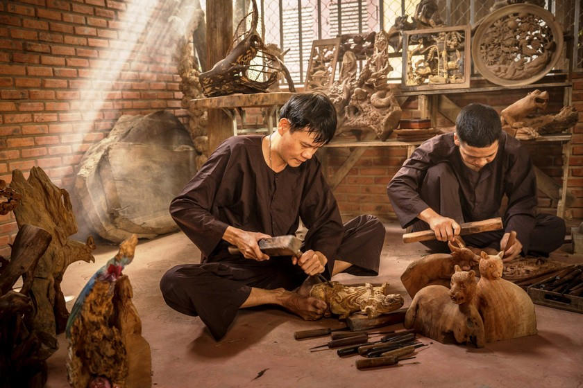 Nghệ nhân làng mộc Kim Bồng tỉ mỉ, tạo ra những bức tượng xuất sắc.