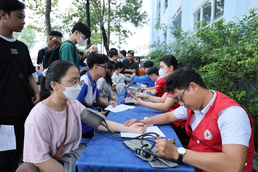 Các bạn sinh viên tham gia hiến máu