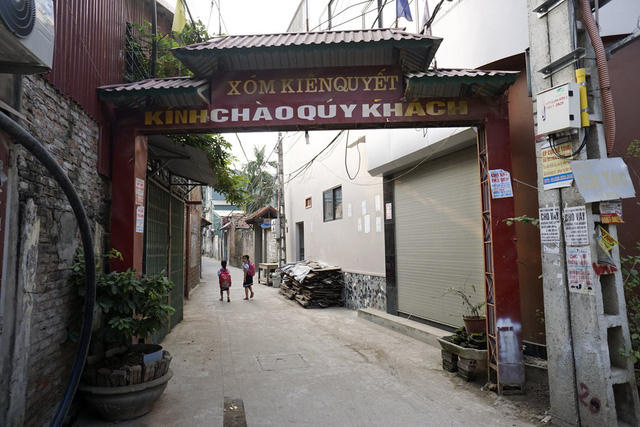 Đến nay, kiến trúc cổng làng nguyên thủy đã ít dần, song đối với người dân thôn quê miền Bắc, công làng vẫn có chỗ đứng vững chắc trong đời sống văn hóa cho dù hình thù chiếc cổng ra sao. Trong ảnh là chiếc cổng sắt của xóm mang tên "kiên quyết".