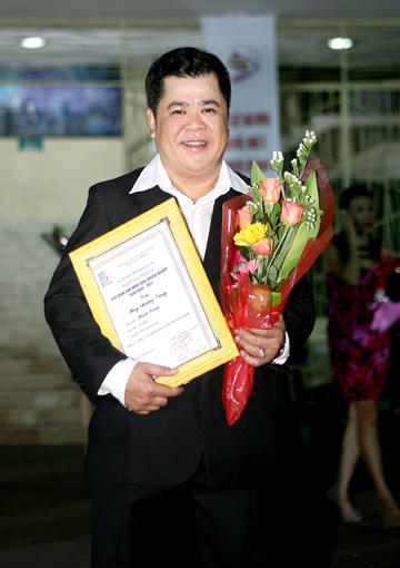 Ông là từng nhận giải thưởng Mai vàng năm 2008 ở hạng mục Diễn viên hài.
