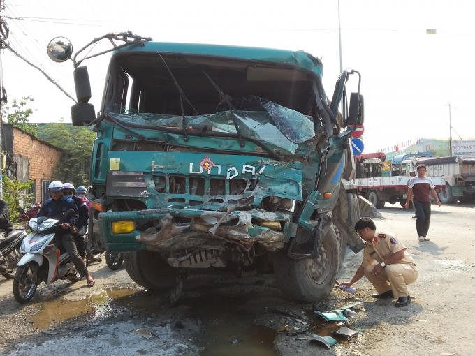 Chiếc xe ben bẹp dúm sau cú tông cực mạnh.