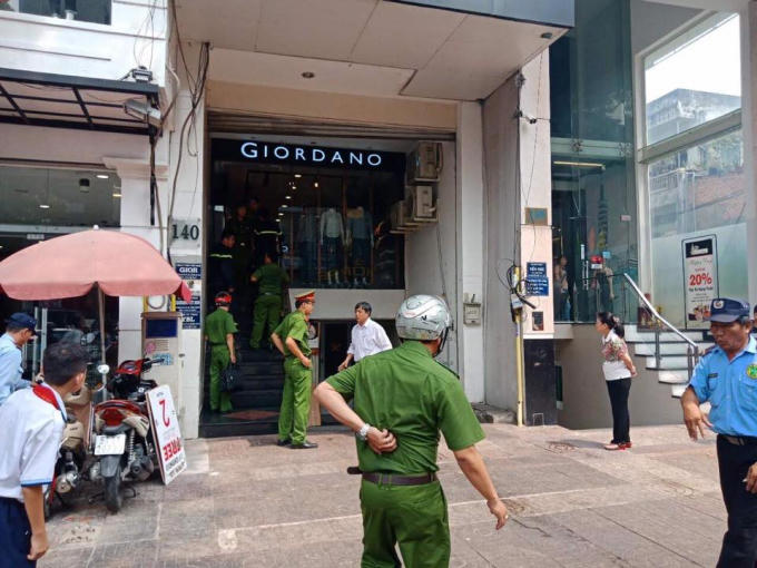 Lực lượng chức năng có mặt giải cứu nạn nhân.