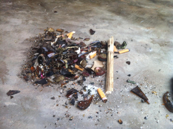 Cửa chính bị cháy xem bởi các đối tượng lạ ném bom xăng vào đốt.