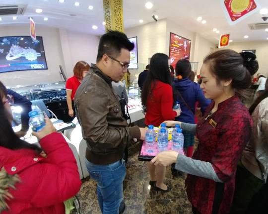 Bên cạnh chú trọng vào chất lượng, mẫu mã sản phẩm, DOJI còn đặc biệt quan tâm tới dịch vụ chăm sóc khách hàng nhằm tạo điều kiện tốt nhất cho khách hàng mua vàng trong ngày Thần Tài. Đội ngũ hỗ trợ như bảo vệ, an ninh, phân làn đường…được tăng cường tối đa, nhân viên “tiếp sức” cho khách hàng bằng việc tặng nước và bánh.