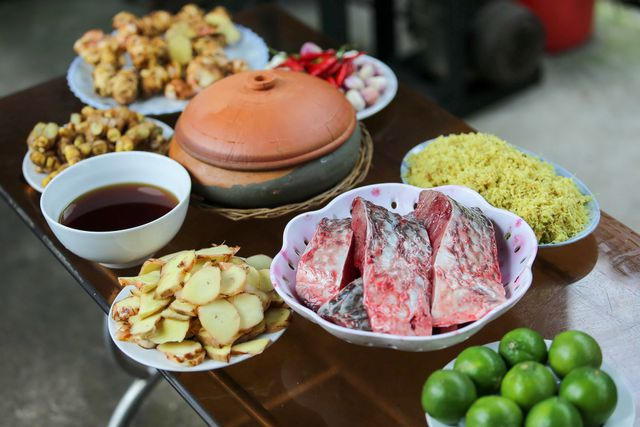 Cá trắm sau khi làm sạch, bỏ đầu và đuôi, chỉ lấy khúc giữa, cắt thành từng khúc vừa ăn.