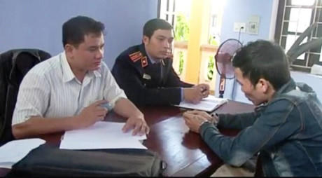 Công an đang lấy lời khai của đối tượng.