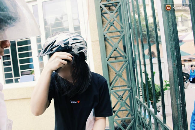 Giấu bố mẹ thi lại Đại học, th&iacute; sinh đến muộn 1 tiếng v&agrave; kh&oacute;c ngất ngo&agrave;i cổng trường