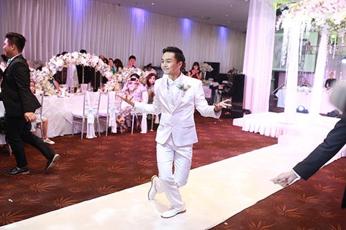 Chú rể Văn Anh tinh nghịch trong điệu nhảy của mình dành tặng cho Tú Vi