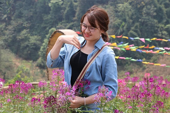 Chị Nguyễn Thu Thảo một du khách đến từ thành phố Sơn La chia sẻ cảm xúc: "Phong cảnh nơi đây rất đẹp, cứ vào những ngày nghỉ tôi lại cùng bạn bè và gia đình hay lên đây để thăm quan, thư giãn, hít thở không khí trong lành sau những ngày làm mệt mỏi".